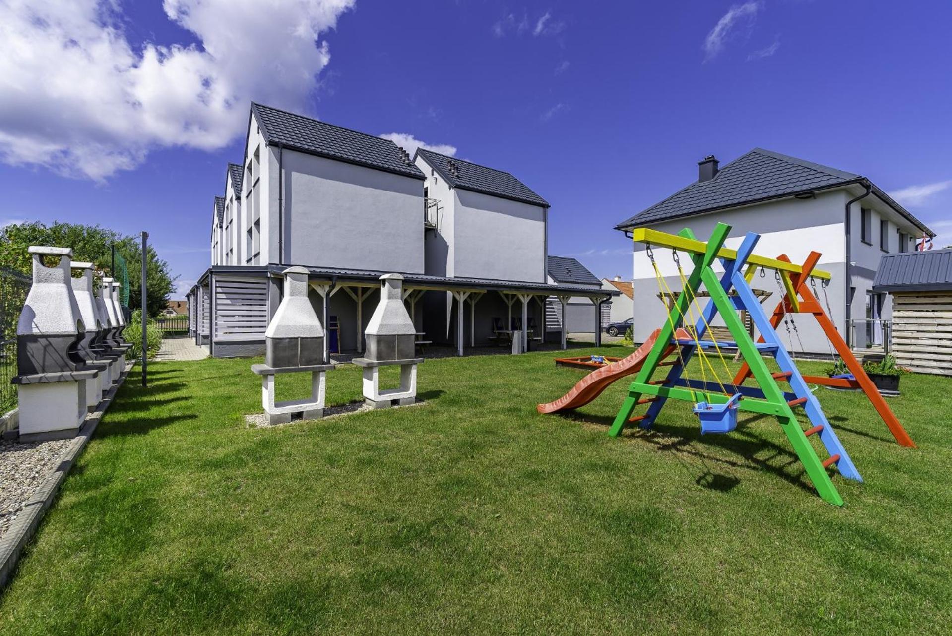 רבאל Frajda Domki - Apartamenty 6-Osobowe - Salon I Dwie Sypialnie Oraz Studia 4-Osobowe - Pokoj Z Aneksem Kuchennym מראה חיצוני תמונה